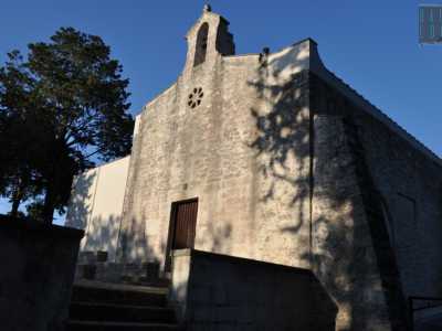 ... mentre sull�apice svetta un campanile a vela